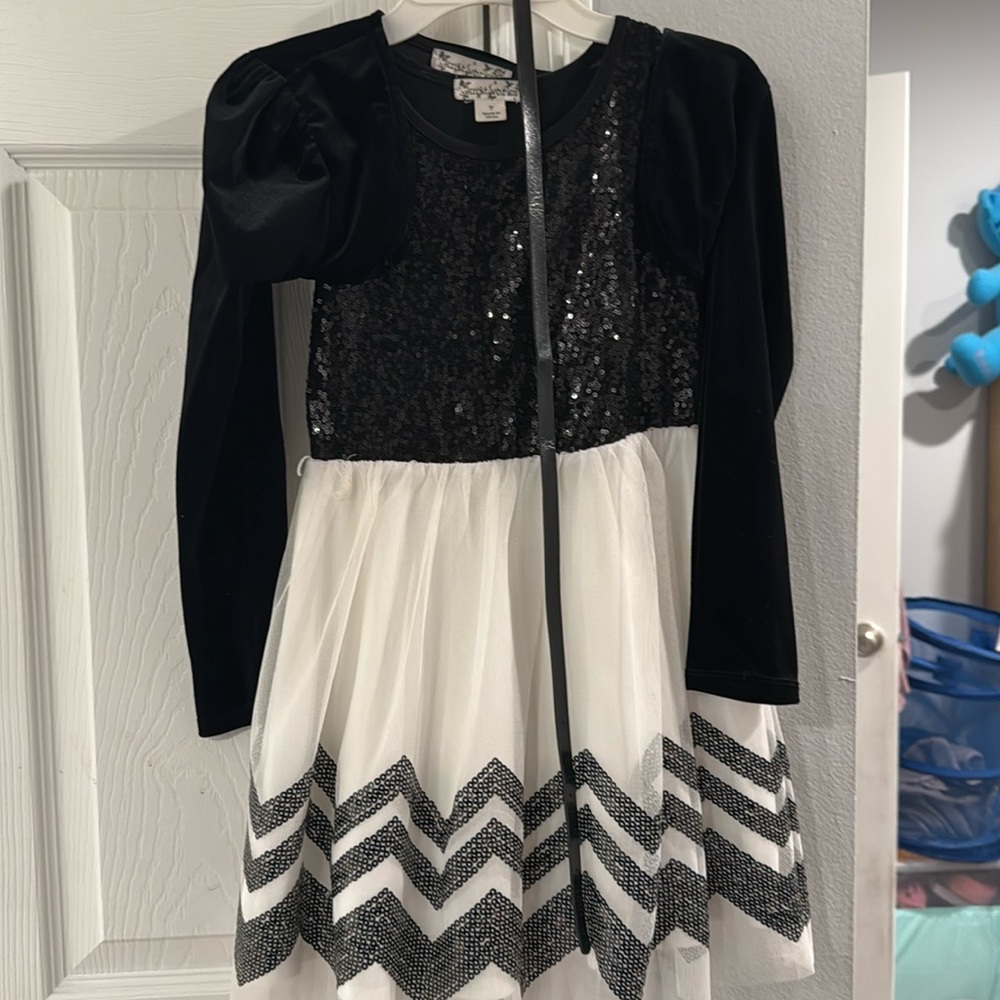 Formal girls size 7 dress. Includes velvet black shawl